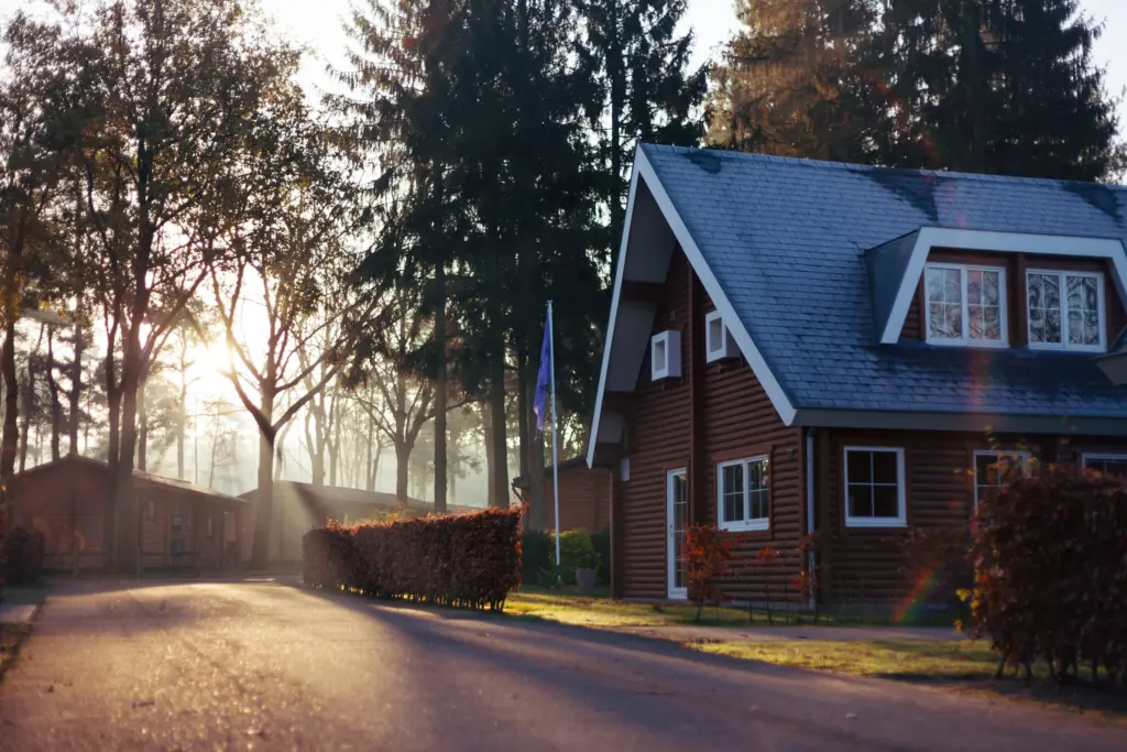 Bestaande woning omringd door bomen, kandidaat voor energetische renovatie