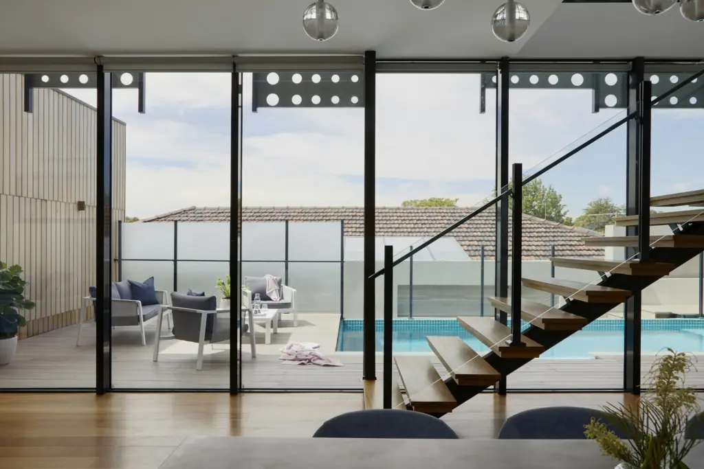 Modern interieur met glazen balustrade en zicht naar buiten
