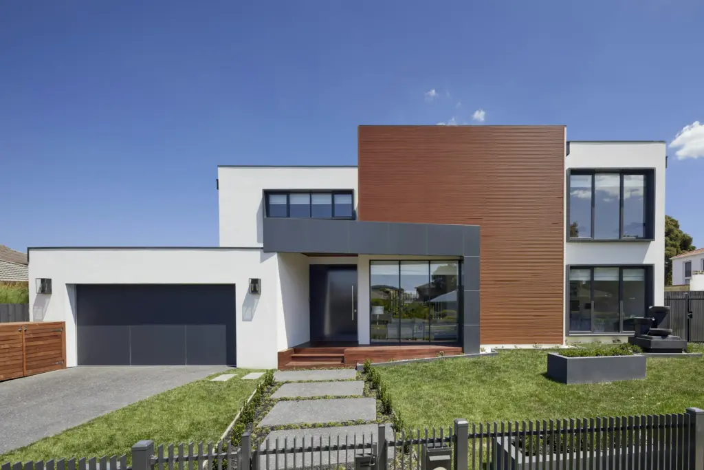 Hedendaagse woning met combinatie van pleisterwerk en houtbekleding