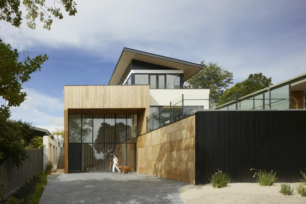 Hedendaagse woning met houten gevel en betonnen accenten