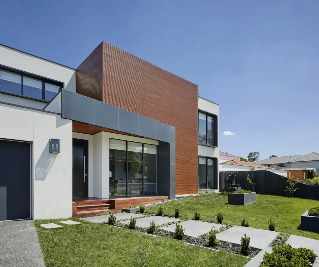 Nieuwbouwwoning met plat dak, houtaccenten en grote ramen