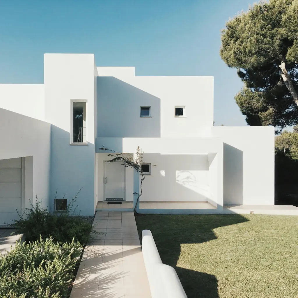 Witte moderne woning met kubistische architectuur